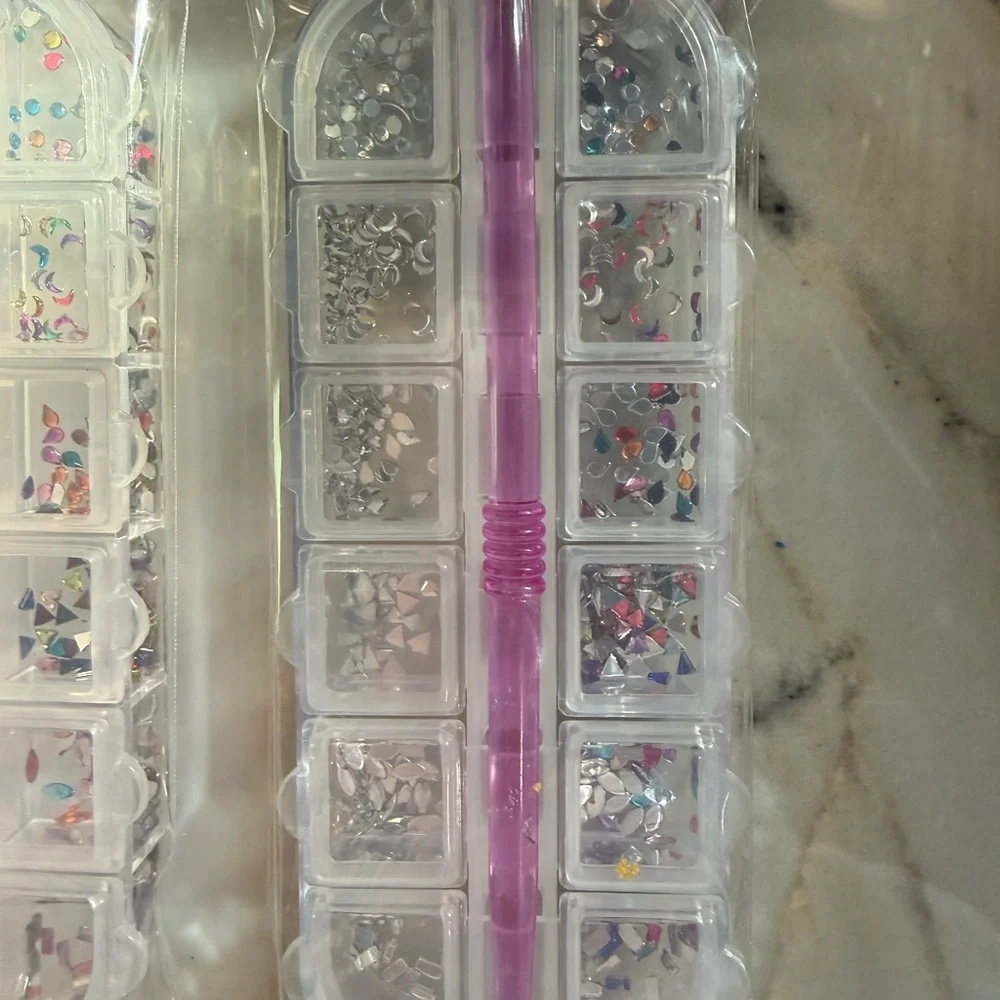 Fingernail Rhinestone Set - Picture 2 of 3